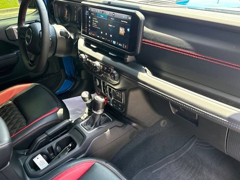 Used 2024 Jeep Wrangler Unlimited Rubicon w/ Technology Group AWD/4WD image 12