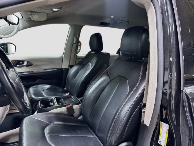 Used 2017 Chrysler Pacifica Touring-L FWD image 18