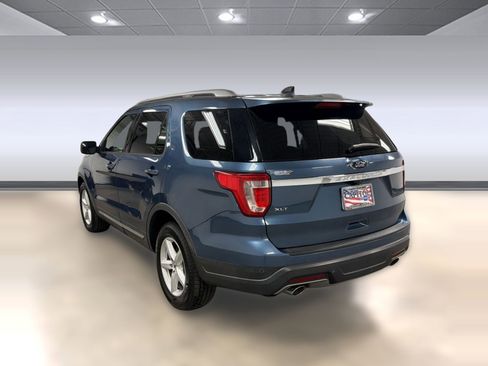 Used 2018 Ford Explorer XLT FWD image 3
