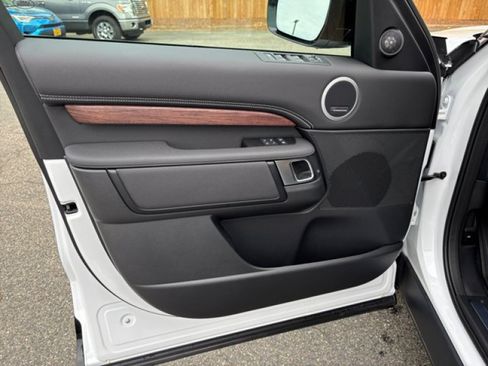 Used 2025 Land Rover Discovery Dynamic SE AWD/4WD image 21