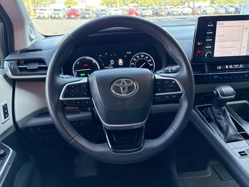 Certified 2021 Toyota Sienna Limited FWD image 11