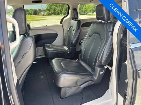 Used 2024 Chrysler Pacifica Touring-L FWD image 20