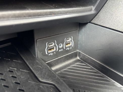 Used 2025 Chrysler Pacifica Limited FWD image 34