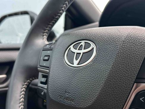 Used 2025 Toyota Camry SE w/ Convenience Package image 29