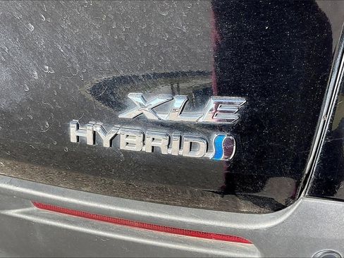 Used 2024 Toyota Sienna XLE image 11