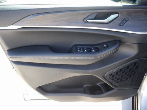 New 2025 Jeep Grand Cherokee L Limited w/ Black Appearance Package image 18