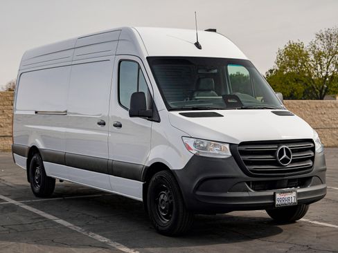 Used 2025 Mercedes-Benz Sprinter 2500 image 3