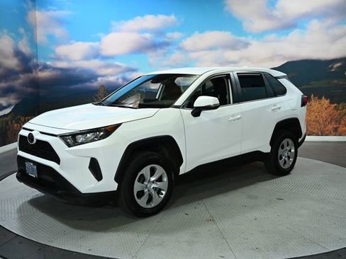 Used 2022 Toyota RAV4 LE image 4