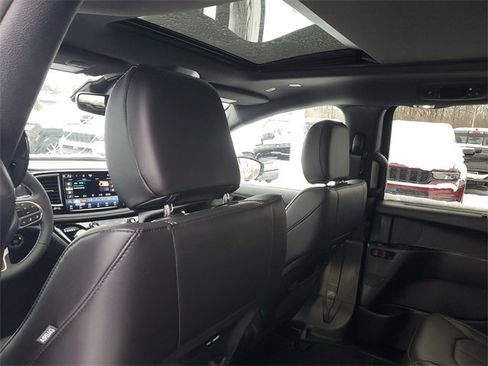 New 2026 Chrysler Pacifica Select image 11