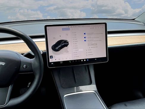 Used 2024 Tesla Model Y Long Range RWD image 9