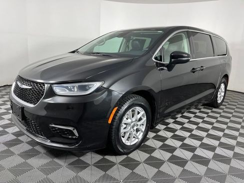 Used 2023 Chrysler Pacifica Touring-L FWD image 6