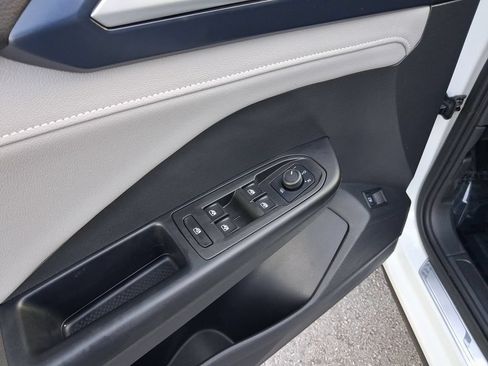 Certified 2024 Volkswagen Taos SE w/ Panoramic Sunroof Package FWD image 17