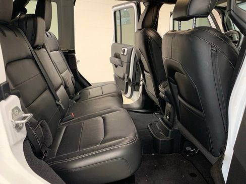 Used 2022 Jeep Wrangler Unlimited Sahara w/ Cold Weather Group AWD/4WD image 6
