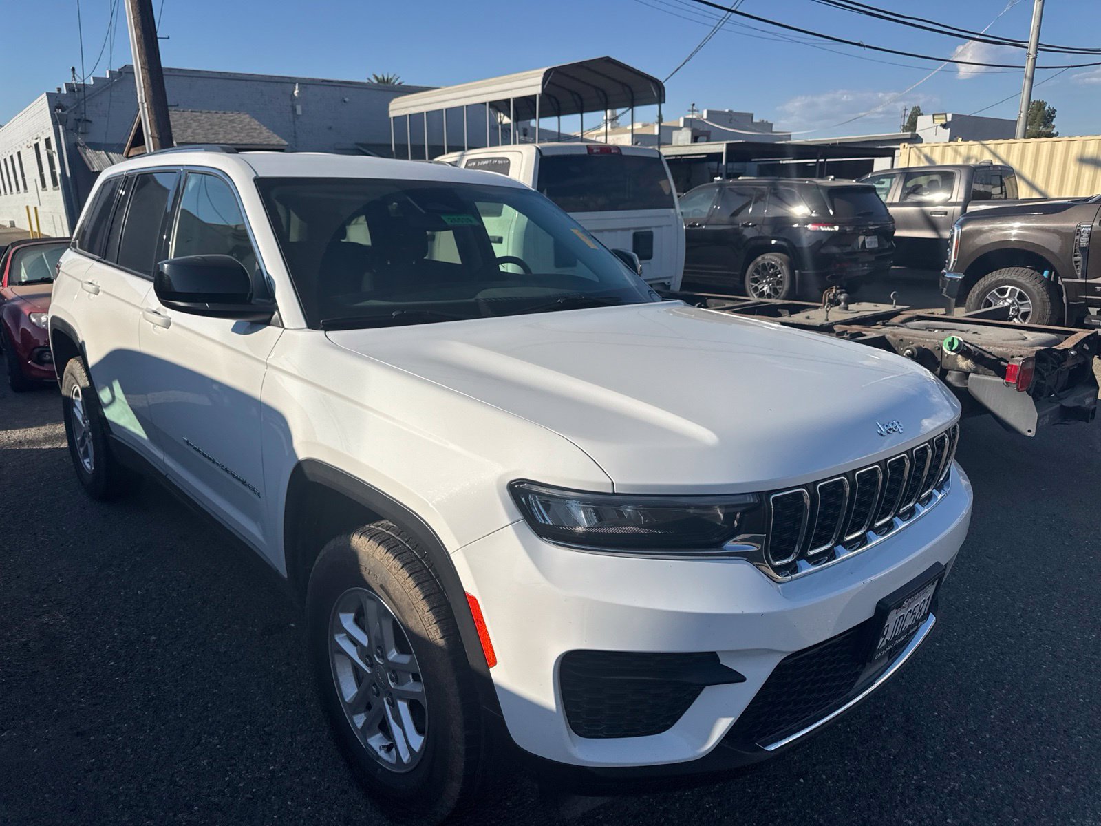 Certified 2023 Jeep Grand Cherokee Laredo AWD/4WD image 4