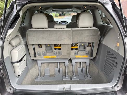 Used 2013 Toyota Sienna XLE w/ Premium Pkg image 30