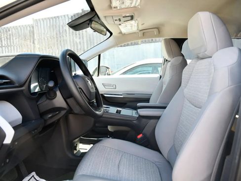 Used 2025 Toyota Sienna LE FWD image 11