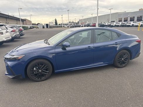 Used 2025 Toyota Camry SE image 1