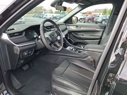 Used 2025 Jeep Grand Cherokee Limited w/ Black Appearance Package AWD/4WD image 9