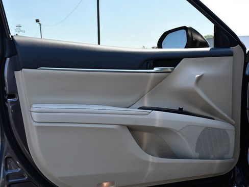 Used 2019 Toyota Camry XLE FWD image 14