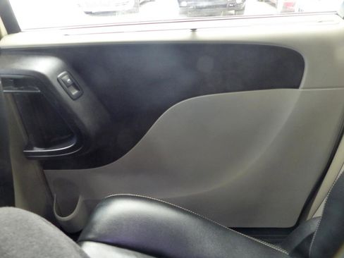 Used 2011 Chrysler Town & Country Touring-L w/ Entertainment Group #2 FWD image 14