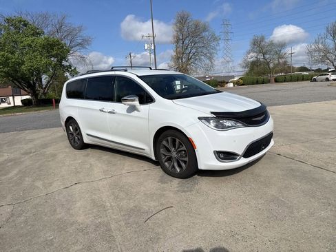 Used 2017 Chrysler Pacifica Limited image 2