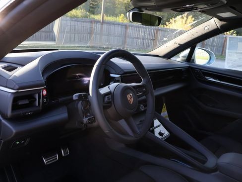 Certified 2025 Porsche Macan 4S Electric AWD/4WD image 4