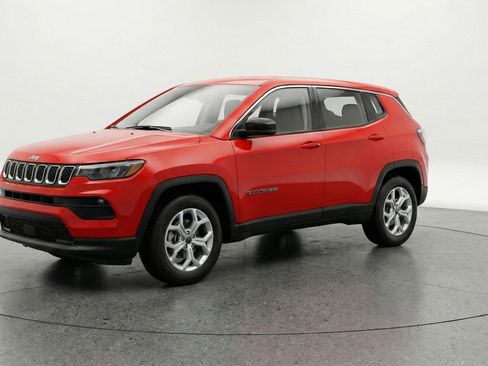 Used 2025 Jeep Compass Latitude image 3