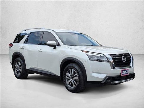 Used 2023 Nissan Pathfinder SL image 3