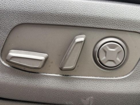 Used 2025 Kia Carnival FWD image 24