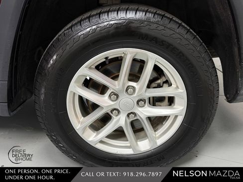 Used 2023 Jeep Grand Cherokee L Laredo image 12