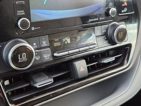 Used 2021 Toyota Highlander XLE FWD image 17