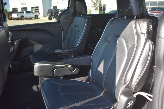 Used 2025 Chrysler Pacifica Limited FWD image 16
