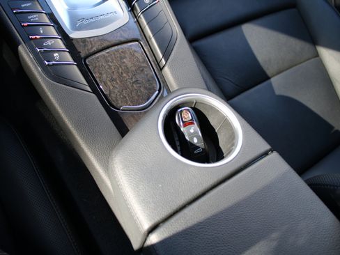 Used 2013 Porsche Panamera S image 24