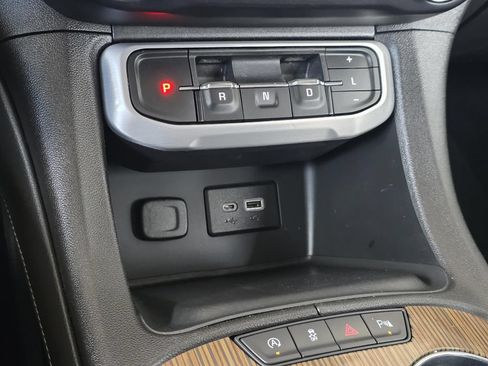 Used 2023 GMC Acadia SLE w/ Driver Convenience Package FWD image 19
