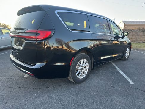 Used 2024 Chrysler Pacifica Touring-L image 3