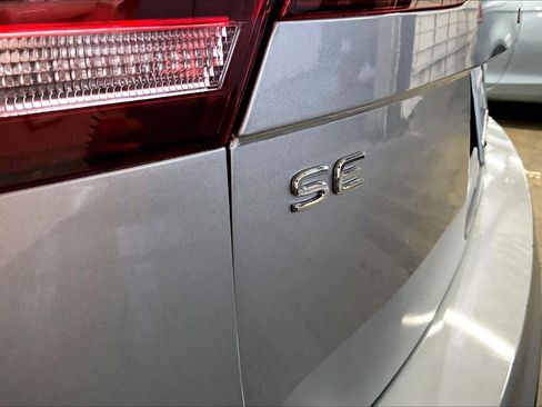 Used 2022 Volkswagen Tiguan SE R-Line image 11