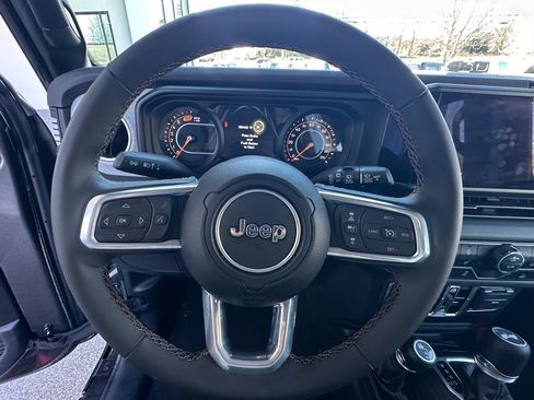 Used 2025 Jeep Wrangler Sahara image 12