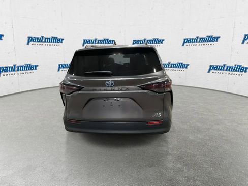 Used 2023 Toyota Sienna XLE image 10