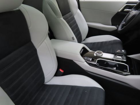 New 2025 Mitsubishi Outlander SE image 26