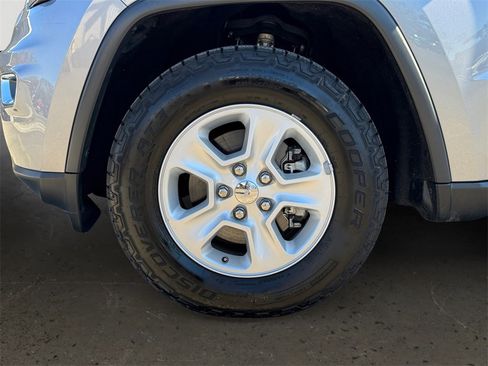 Used 2017 Jeep Grand Cherokee Laredo image 10