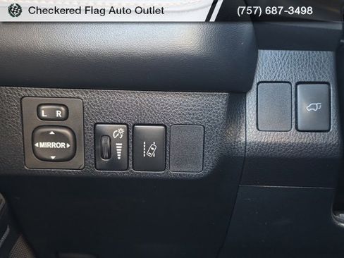 Used 2018 Toyota RAV4 SE image 25