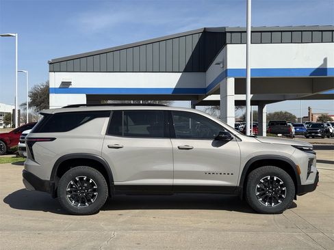 New 2026 Chevrolet Traverse Z71 w/ Enhanced Driving Package image 3