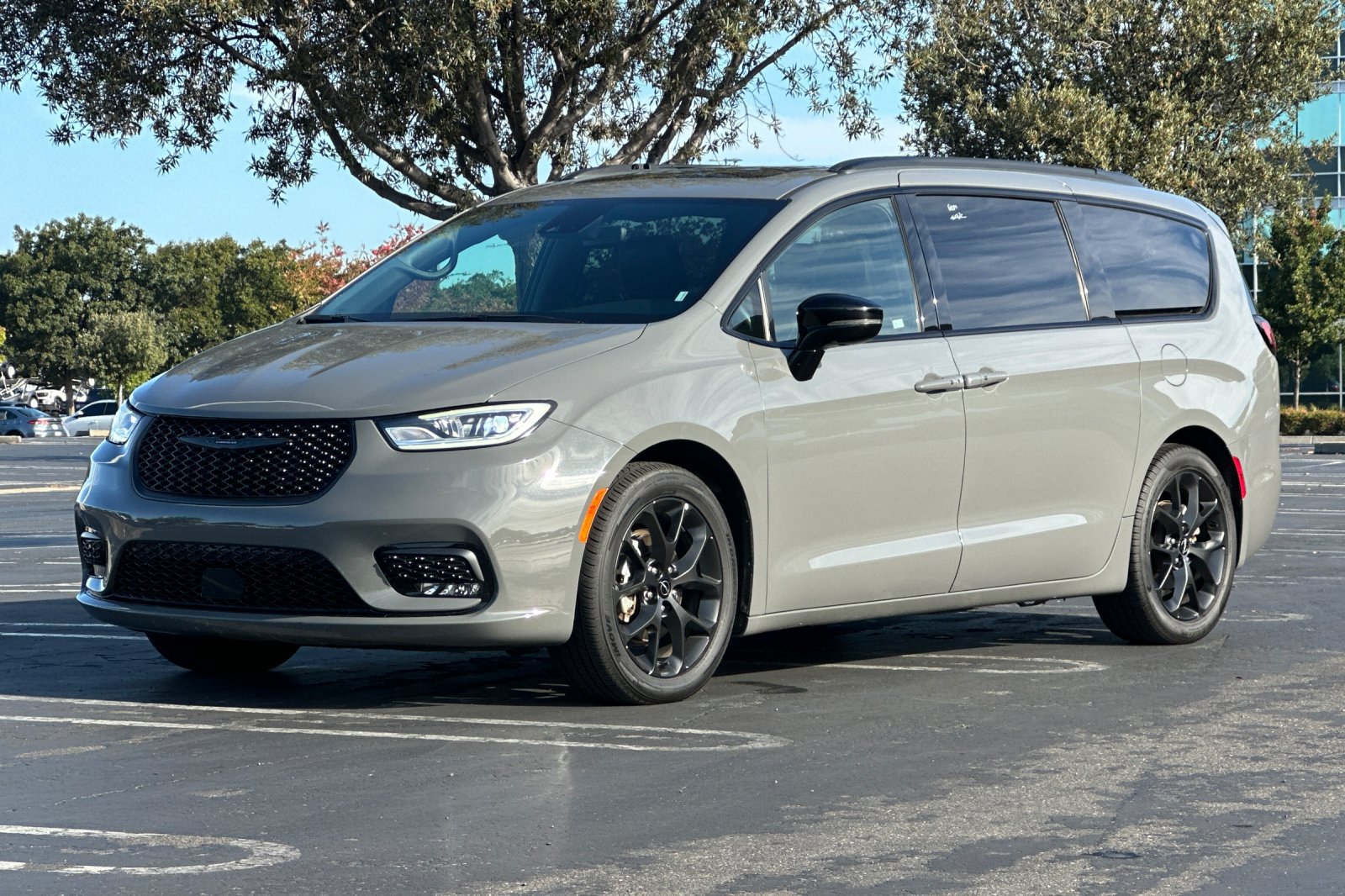 Used 2025 Chrysler Pacifica Limited FWD image 8