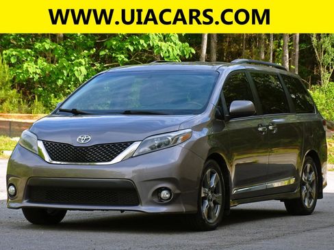 Used 2017 Toyota Sienna SE FWD image 2