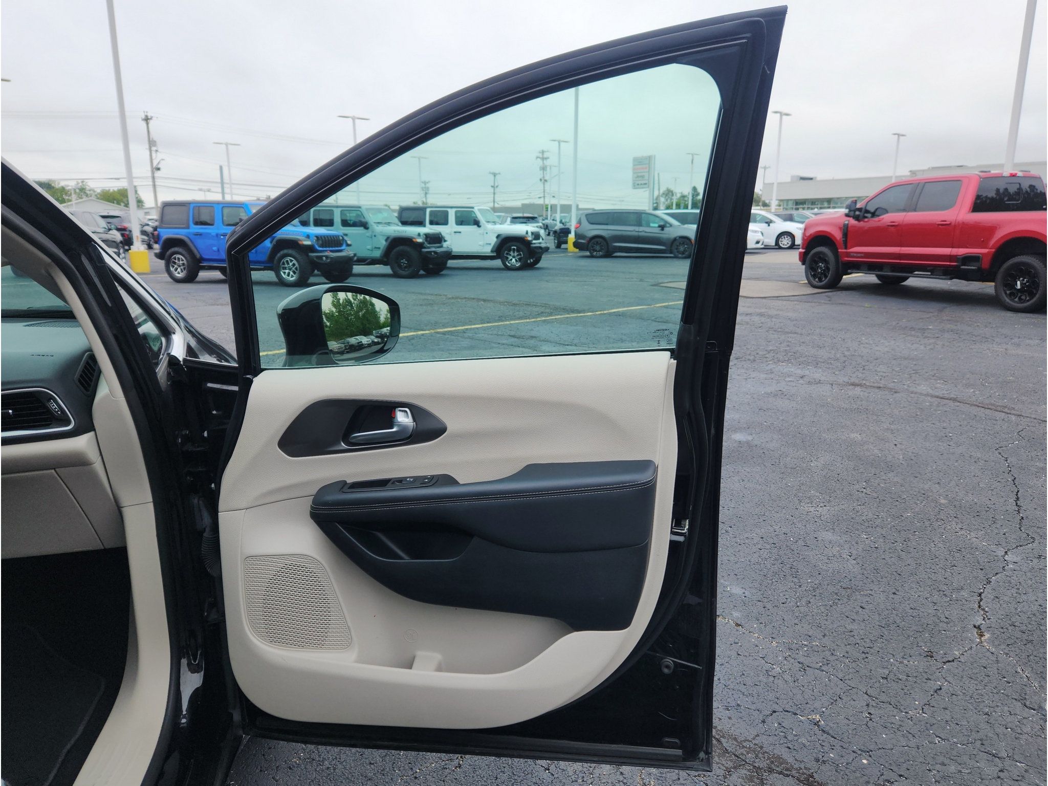 Used 2024 Chrysler Pacifica Touring-L FWD image 32