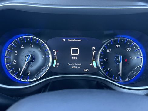 Used 2024 Chrysler Pacifica Touring-L image 8