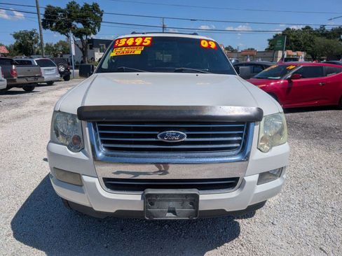 Used 2009 Ford Explorer XLT image 2
