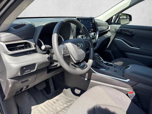 Used 2021 Toyota Highlander L FWD image 10