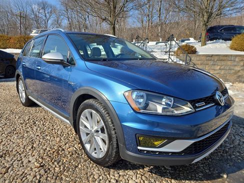 Used 2017 Volkswagen Golf Alltrack SE image 1