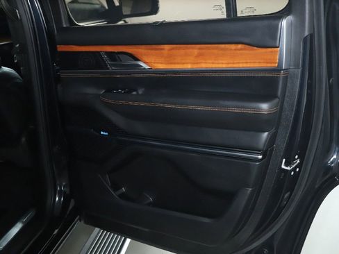 Used 2022 Jeep Grand Wagoneer Series III AWD/4WD image 35